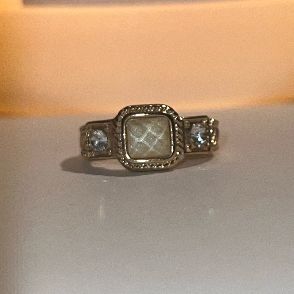 Yellow gem gold ring